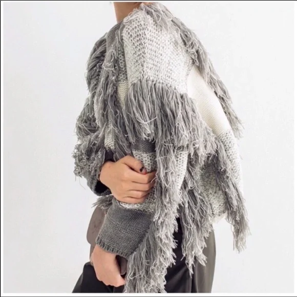 Moon River Colorblock Gray and White Fringe Sweater Size Small - Picture 13 of 14